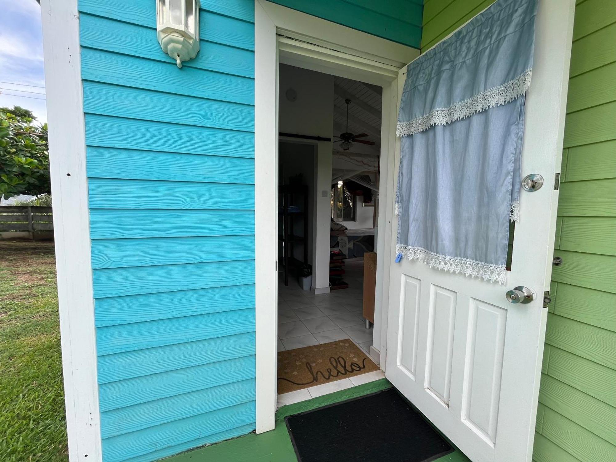 Waves Villa Guesthouse Kingstown Exterior photo