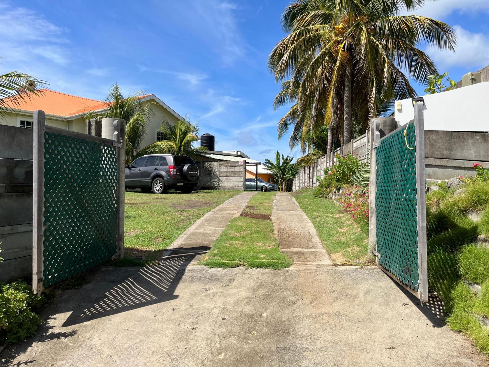 Waves Villa Guesthouse Kingstown Exterior photo